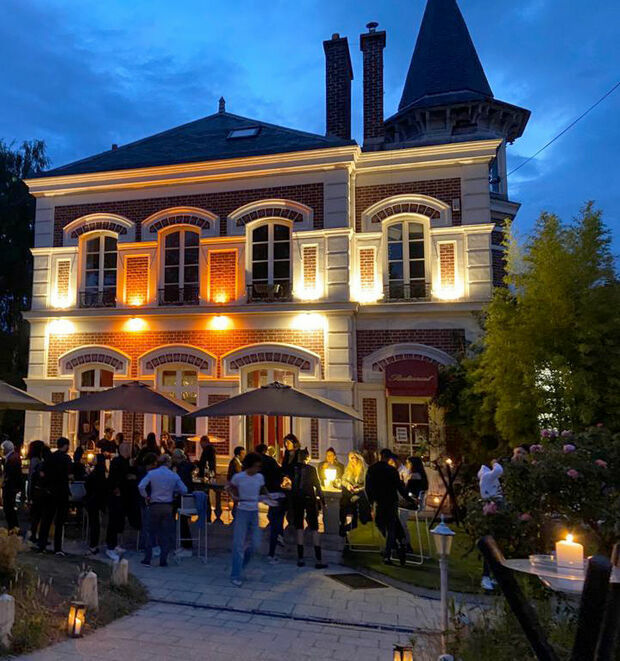 gala, les pieds dans l'herbe